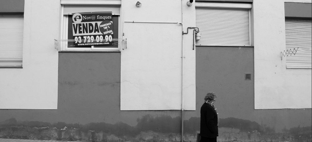 Foto portada: una dona passejant a Les Termes. Autor. J.d.A. 