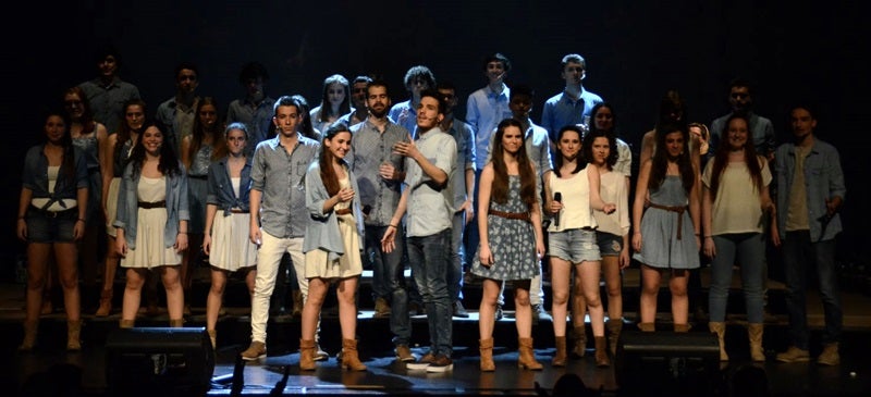 Foto portada: els membres del cor, en una de les cançons. Autor: David B. 