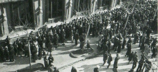 Cues davant l'Auxili Social, l'any 1939. Autor: A.Martí / Fundació Bosch i Cardellach.