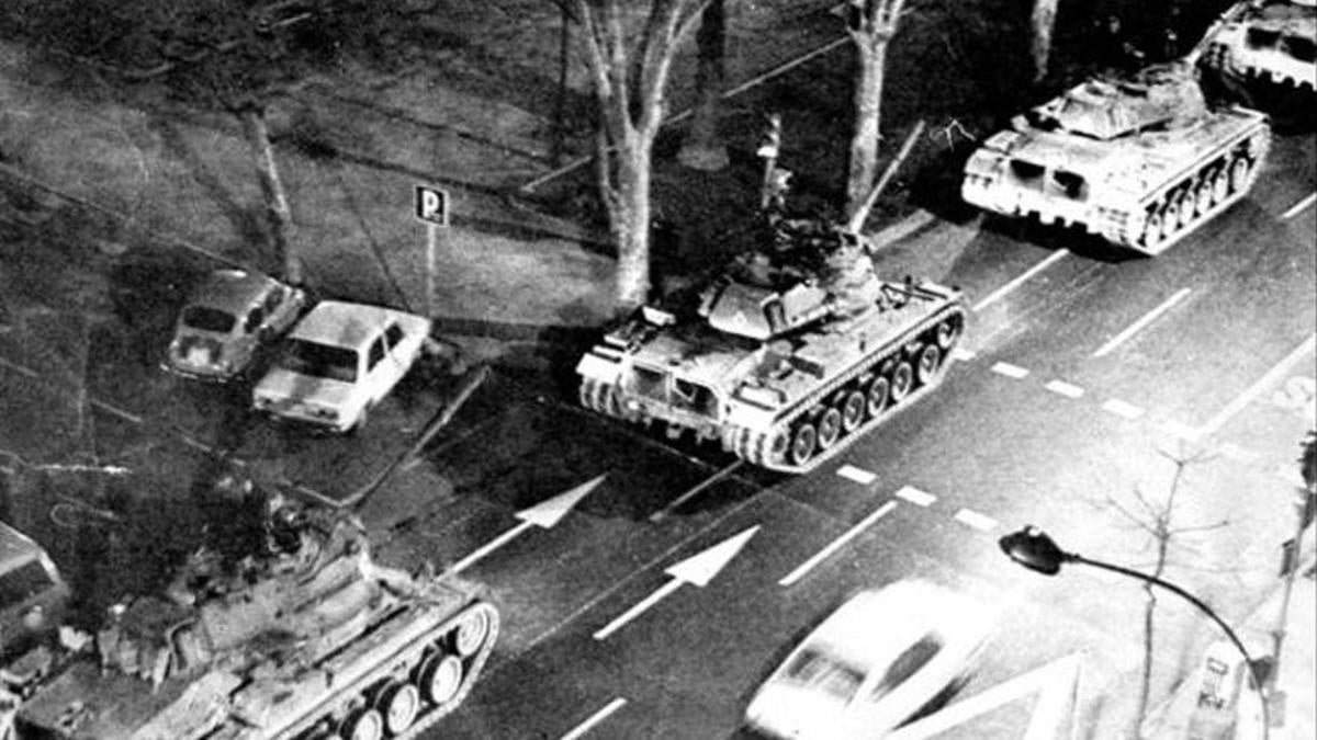 Tancs al carrer a València durant la nit del 23-F