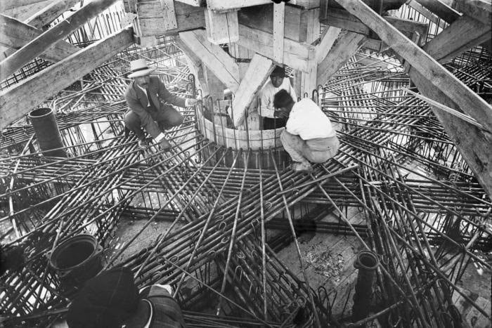 Josep Renom amb uns operaris revisant les armadures de la base del dipòsit de la Torre de l’Aigua, entre 1916 i 1918 / Josep Brangulí / Arxiu Nacional de Catalunya