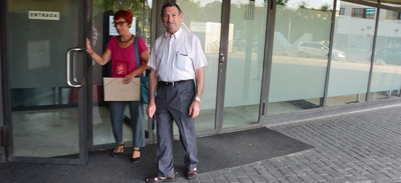 Martos, abans d'entrar als jutjats. Autor: David B.