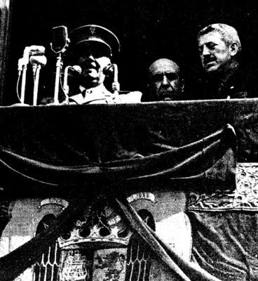 Franco i l'alcalde Llonch, al balcó de l'Ajuntament.