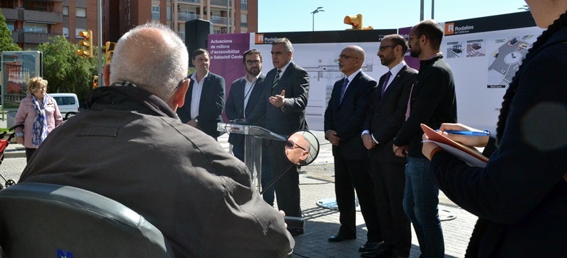 Foto portada: un ciutadà, seguint la presentació. Autor: J.d.A. 