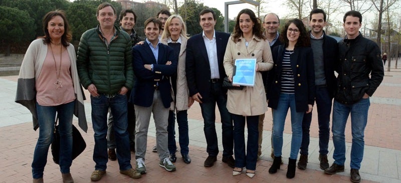 Foto portada: militants del PP, amb Ayllón, al mig. Autor: David B.