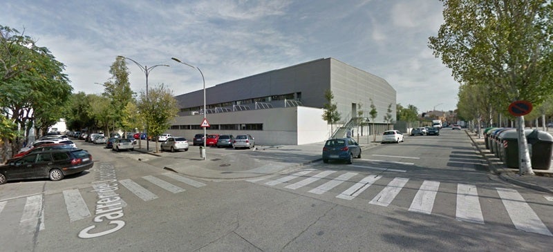 Foto portada: confluència entre els carrers de Pardo Bazán i Josep Comas, a la zona sud. Autor: Google Street View. 