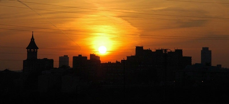 Foto portada: posta de sol de la ciutat des del parc de la Salut. Autor: David B. 