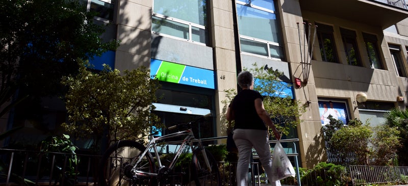 Oficina del Servei d'Ocupació de Catalunya, al carrer de la  República (abans d'Alfons XIII). Autor: David B. 