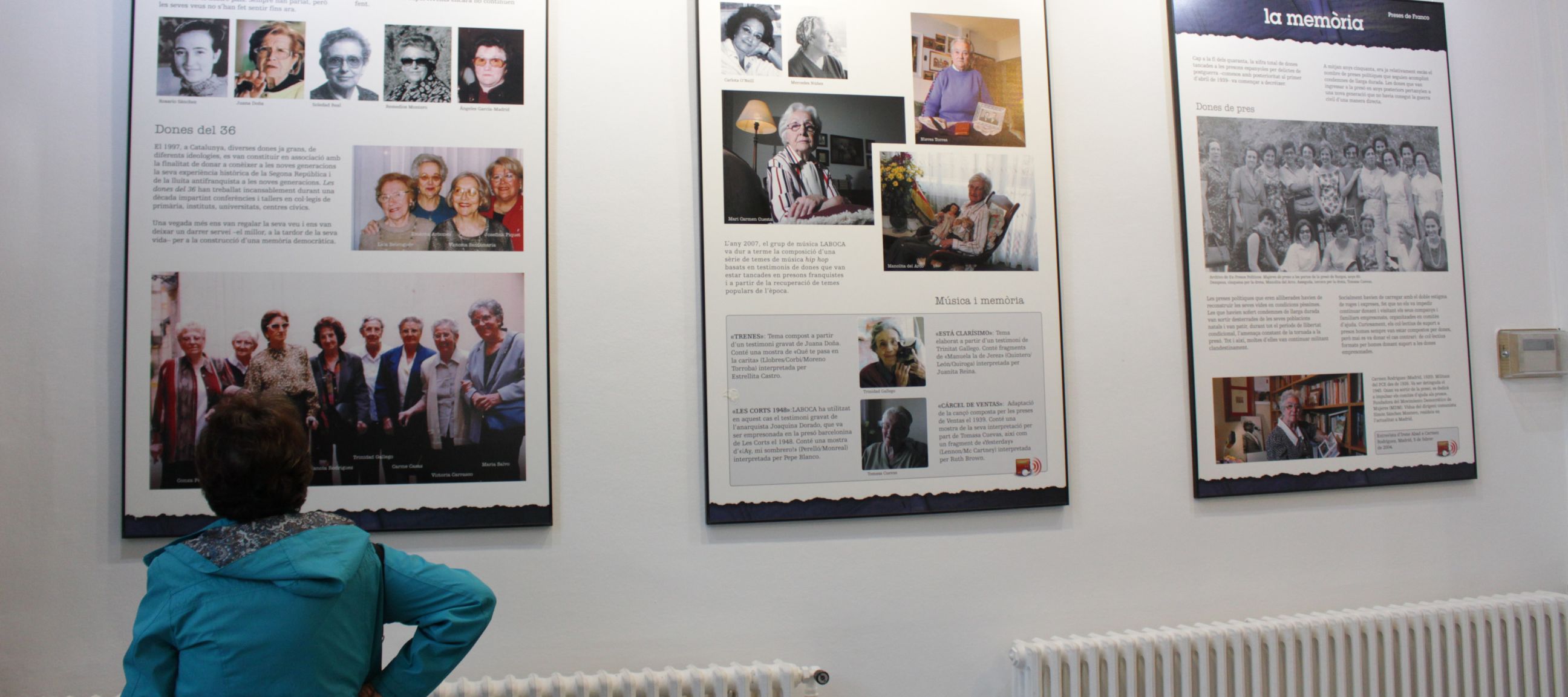 Foto portada: una visitant, a l'exposició. Autora: Nerea Bueno.