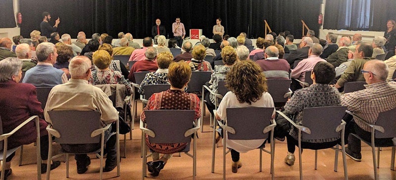 Foto portada: assistents a la trobada a Ca n'Oriac. Autor: PSC / cedida. 