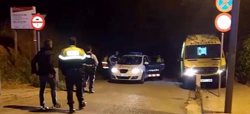 Foto portada: dispositiu policial, a l'entrada del bosc de Can Deu. Autor: cedida. 