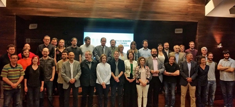 Foto portada: constitució de la Xarxa de Municipis per a l’Economia Social i Solidària (XMESS). Autor: @edunavarro via Twitter.