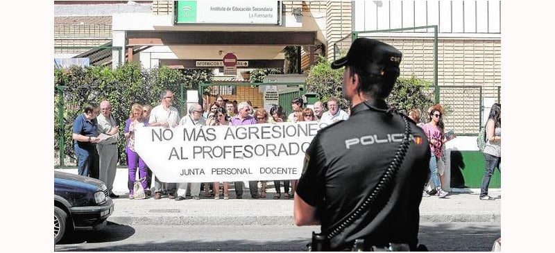 Concentració de protesta en un institut de Còrdova després de l'agressió a un profesor. Autor: Rafael Carmona via ABC. 