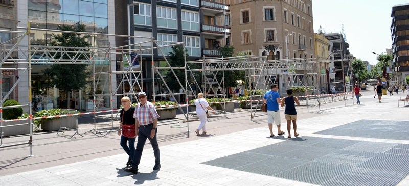 Foto portada: l'estructura que s'està ubicant al Passeig. Autor: J.d.A