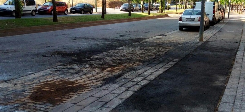 Foto portada: grup de contenidors retirat per foc a la Ronda d'Europa, aquest dissabte. Autor: J.d.A.