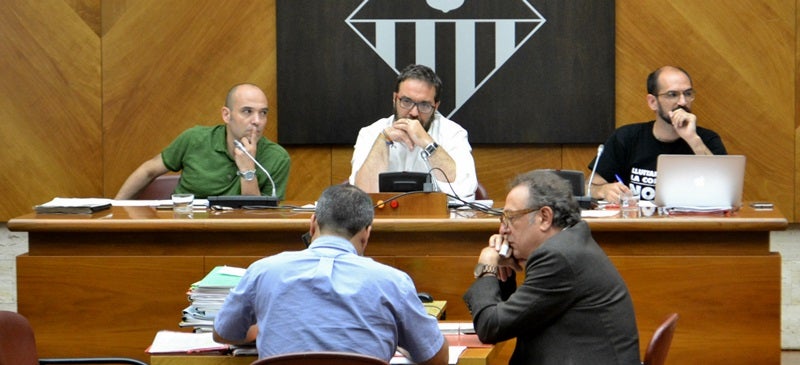 Foto portada: Joan Berlanga, Juli Fernàndez i Maties Serracant, al ple. Autor: J.d.A.