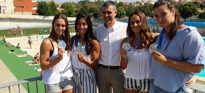 Foto portada: Martí i les waterpolistes, aquest matí. Autor: CN Sabadell / cedida. 