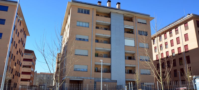 Foto portada: bloc de pisos als Merinals. La proposta vol substituir el nom de bona part dels carrers del barri. Autor: David B. 