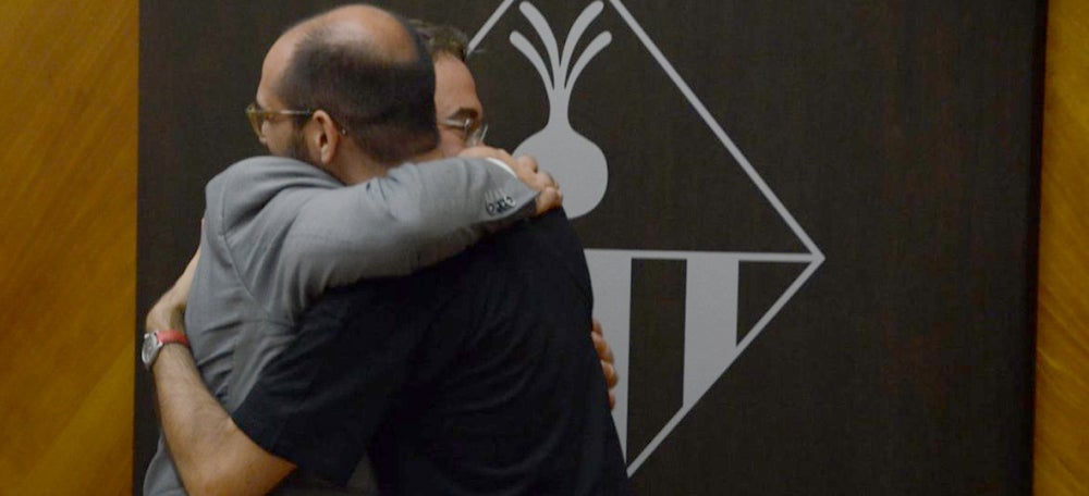 Alcalde sortint i futur alcalde, al final del ple. Autor: David B. 