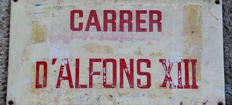 Foto portada: placa del carrer d'Alfons XIII, aquest dilluns. Autor: David B. 
