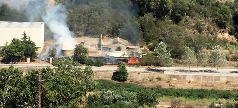 Foto portada: un moment de l'incendi. Autor: J.Mena / cedida. 