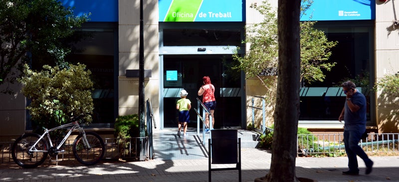 Oficina del Servei d'Ocupació de Catalunya, al carrer de la  República (abans d'Alfons XIII). Autor: David B. 