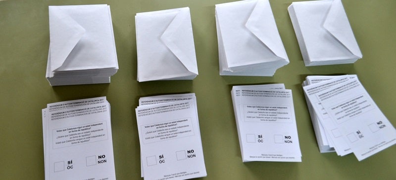 Foto portada: paperetes i sobres, a l'Escola Industrial. Autor: J.d.A. 