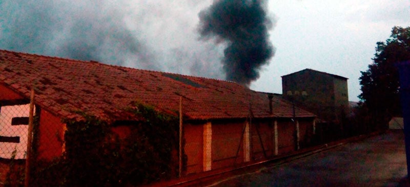 Foto portada: l'incendi, des del darrere. Autora: D.López / cedida. 