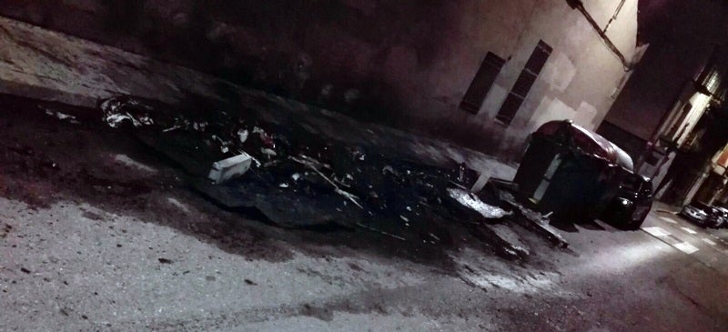 Foto portada: contenidors cremats. Autor: cedida. 