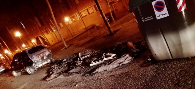 Foto portada: contenidors cremats a Antoni Forrellad. Autor: cedida. 