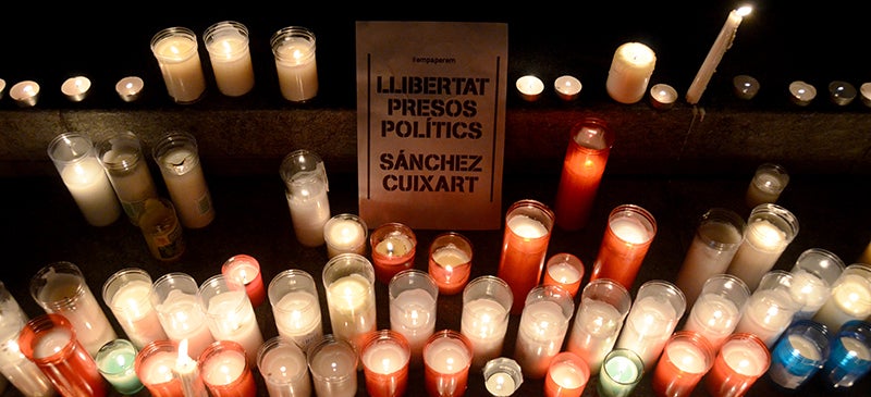 Foto portada: espelmes a l'edifici consistorial. Autor: David B. 