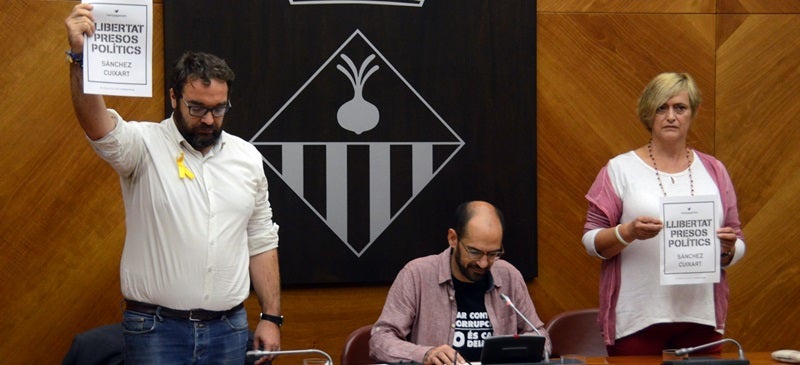 Foto portada: Fernàndez (ERC), l'alcalde llegint la declaració, i Martínez (Guanyem). Autor: David B 