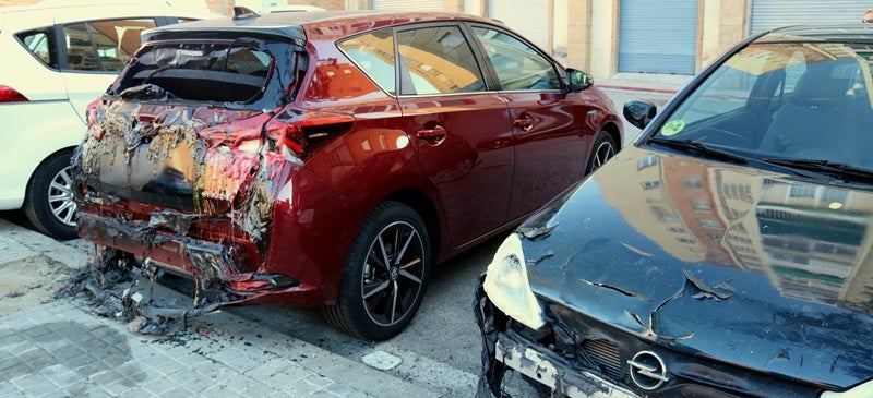 Un dels vehicles calcinats al carrer Castellar del barri de la Creu Alta de Sabadell el 7 de novembre de 2017. (Horitzontal)