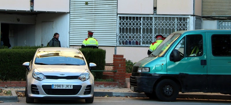 Foto portada: policia al bloc on han passat els fets. Autor. ACN. 