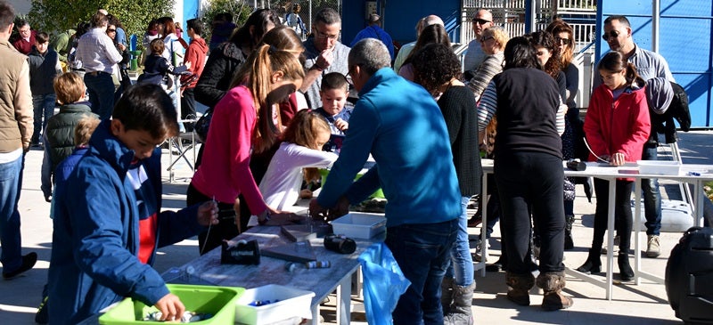 Foto portada: famílies a la Nova Creu Alta. 