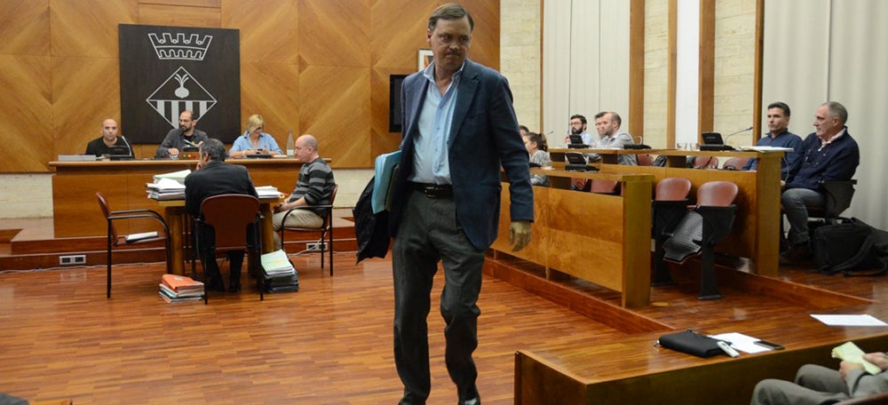 El regidor del PP, Esteban Gesa, abandonant el ple. Autor: David B. 