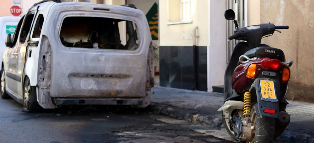 Pla general d'una moto i una furgoneta cremades al barri de la Creu Alta de Sabadell el 16 de novembre de 2017. (Horitzontal)