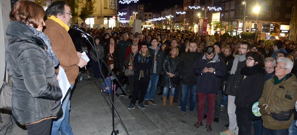 Foto portada: concentració, aquest vespre a la plaça Doctor Robert. Autor: David B. 