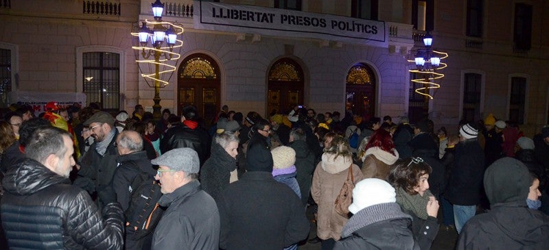 Foto portada: concentració en solidaritat amb els regidors de Reus. Autor: David B. 