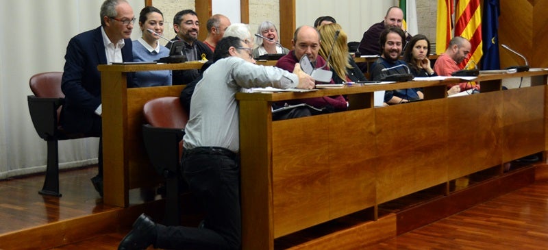 Els micros no han funcionat una estona. A la foto, un funcionari intentant reparar-los. Autor: David B. 