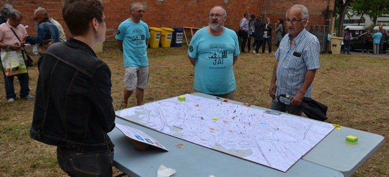 Veïns i dinamitzadora de participació en una de les activitats. Autor: J.d.A. 