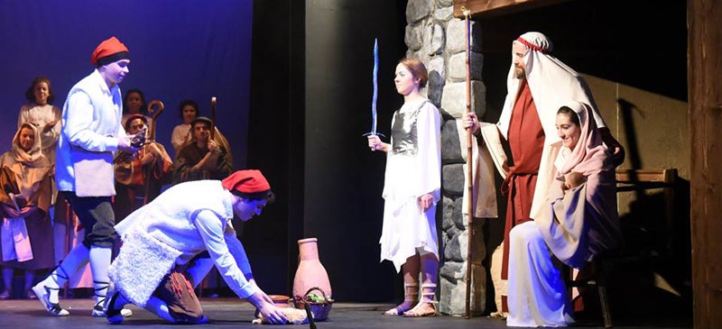 Foto portada: un moment de la Gala, amb Juli Fernàndez interpretant a Sant Josep. Autor: Cedida.