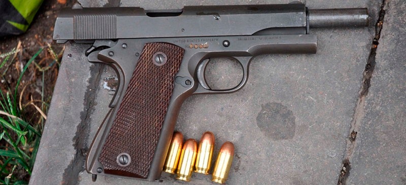 Foto portada: imatge de la pistola que un dels assaltants hauria utilitzat per ferir la víctima. Autor: Mossos.