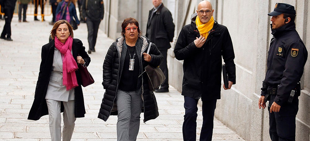 El diputat d'ERC Raül Romeva i les exdiputades republicanes Dolors Bassa i Carme Forcadell abans d'entrar a la seu del Tribunal Suprem aquest 23 de març del 2018