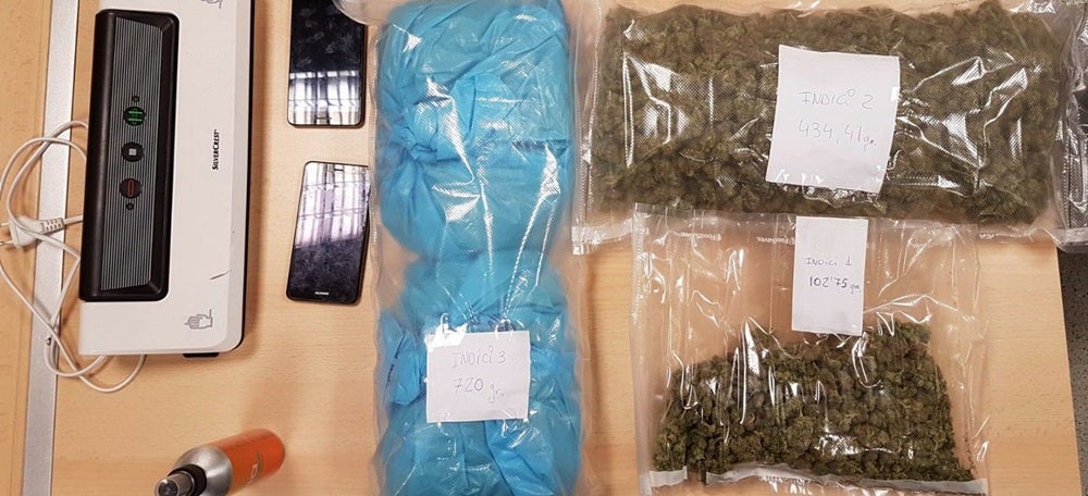 Foto portada: el material interceptat per la Policia. Autor: @policiaSabadell via Twitter. 