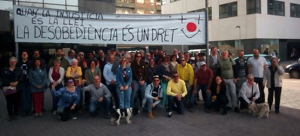 Foto portada: concentració del CDR Sabadell als jutjats. Autor: @cdrsabadell via Twitter. 