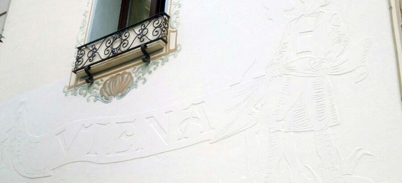 Reminiscència del Viena de la plaça Sant Roc, ara una botiga de decoració. 