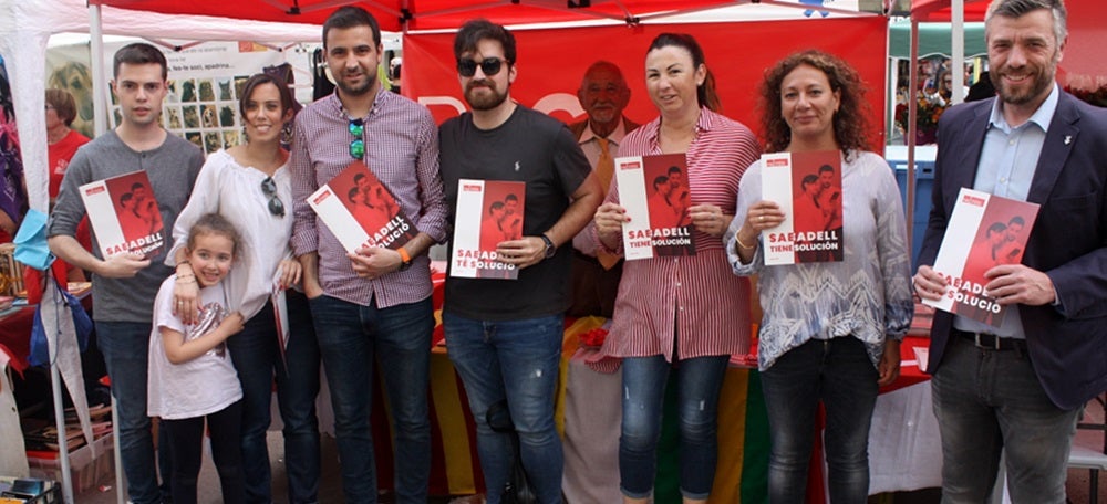 Foto portada: militants i dirigents del PSC, a la carpa del Passeig. Autor: PSC / cedida. 