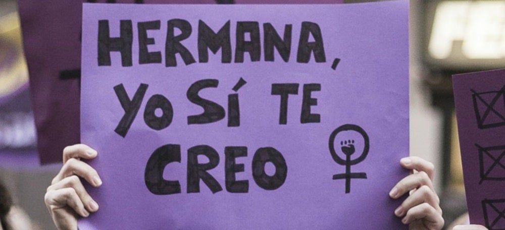 Foto portada: concentració en suport a la víctima.