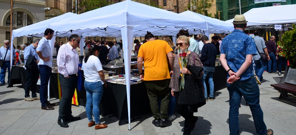 Foto portada: Parades llibres Sant Jordi a la plaça Doctor Robert. Autor: David B.